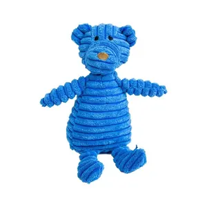 Dettaglio di un giocattolo di peluche per cani in un morbido velluto a coste blu