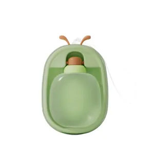 Detail van de schattige groene kevervormige waterfles voor huisdieren met een draagriem.