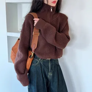 Maglione da donna in maglia marrone con mezza zip e collo alto, modello corto casual.