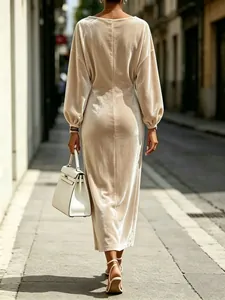 Elegante vestido largo de terciopelo champán con mangas de farol y vista de espalda