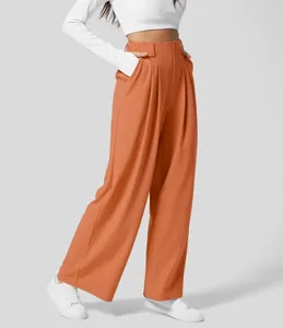 Detailansicht der hoch taillierten terracottafarbenen Weitbeinhose mit elegantem Fall