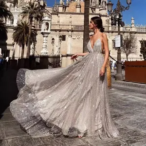 Elegante vestido largo de lentejuelas plateadas con escote en V y tirantes finos para fiesta