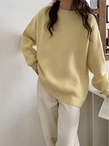 Vue détaillée d'un pull en maille jaune clair surdimensionné avec un col rond doux.