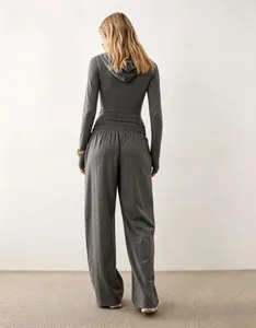 Vista posteriore dettagliata di un set felpa con cappuccio e pantaloni larghi grigi