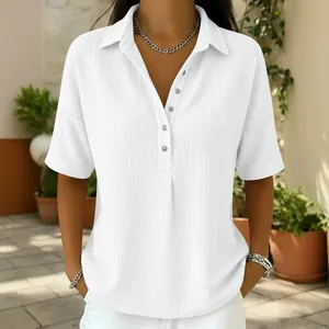 Élégant polo à manches courtes en maille gaufrée blanche avec col boutonné pour femme
