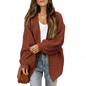 Dames vest van grof breisel in terracotta met lantaarnmouwen gedragen door model