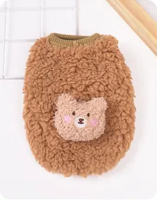 Vista dettagliata del gilet marrone per animali con toppa decorativa a orsetto.