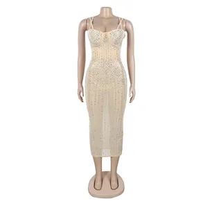 Vista completa di un abito midi bodycon in rete di strass champagne su un manichino professionale