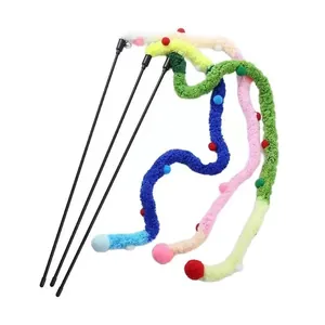 Buntes Set aus flauschigen Wurm-Katzenangeln mit flexiblen Stäben für Haustiere