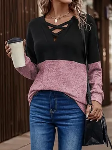Detailopname van dames top met kleurblokken, V-hals, kruisontwerp en verlaagde schouders
