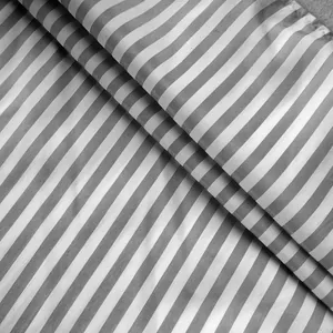 Vista macro del tessuto a righe bianche e nere di qualità per camicie estive da donna con scollo a V