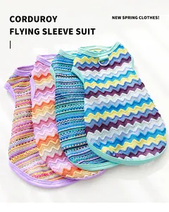 Vier bunte gestrickte Haustierwesten mit Zickzackmuster für den Frühling und Sommer