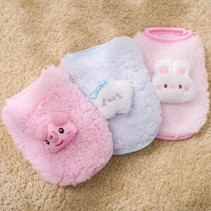 Zachte pluche vesten voor kittens en puppy's met schattige cartoon-applicaties.