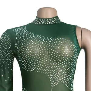 Detalle en primer plano del patrón de brillantes en vestido de malla verde oscuro