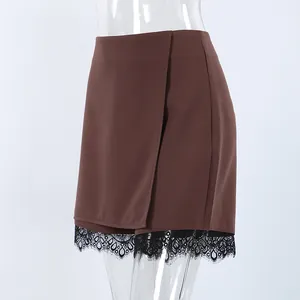 Detailansicht der braunen High-Waist-Skort mit zarter schwarzer Spitzenborte am Saum.