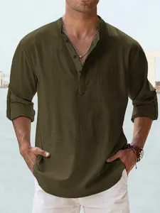 Chemise homme à manches longues en coton vert olive avec col montant boutonné.