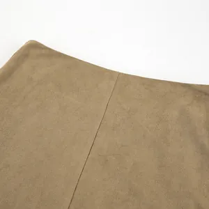 Detailaufnahme der weichen khakifarbenen Wildledertextur dieses eleganten Rocks mit hoher Taille