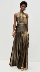 Elegantes goldfarbenes plissiertes Neckholder-Maxikleid mit hohem Schlitz und offenem Rücken