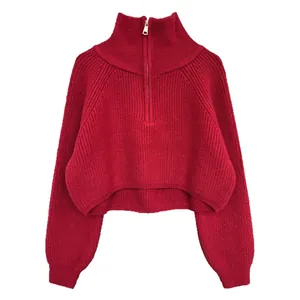 Maglione rosso corto a costine con mezza zip e collo alto per un look casual