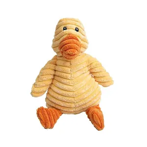 Dettaglio di un giocattolo di peluche per cani a forma di anatra in velluto a coste giallo