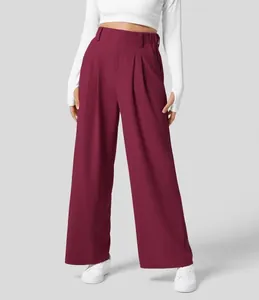 Detail der burgunderroten weit geschnittenen Hose mit hohem Bund für Damen in Weitform