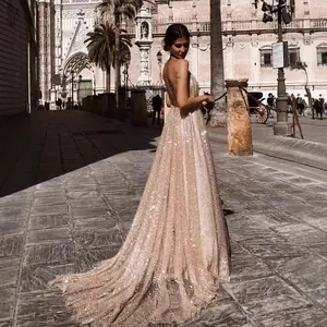 Elegante vestido de noche con lentejuelas doradas, espalda descubierta y cola.