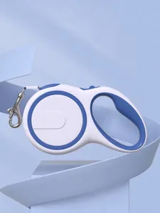Gedetailleerd zijaanzicht van een uitschuifbare blauw-witte hondenriem met haak