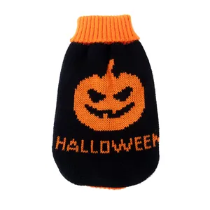 Λεπτομερής άποψη του πλεκτού πουλόβερ Halloween για σκύλους με σχέδιο κολοκύθας.