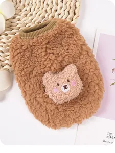 Dettaglio del ricamo di orsetto su un gilet per cani in pile marrone spesso