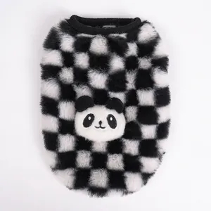 Dettaglio della morbida consistenza pelosa e della toppa panda sul gilet per animali