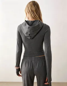 Vista posteriore di un set top con cappuccio grigio antracite attillato e pantaloni