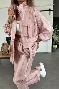 Dettaglio del set due pezzi rosa metallizzato con giacca utility e pantaloni
