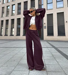 Conjunto de chándal urbano morado con sudadera con capucha y pantalón ancho para mujer.