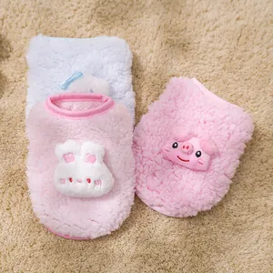 Zachte fleece vesten voor kleine puppy's en kittens met schattige dieren-patches.