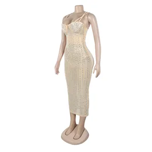 Abito midi beige trasparente con strass argentati brillanti su manichino professionale