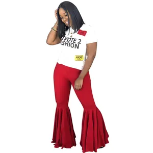 Pantalones de campana rojos ajustados con dobladillo de volantes y camiseta blanca