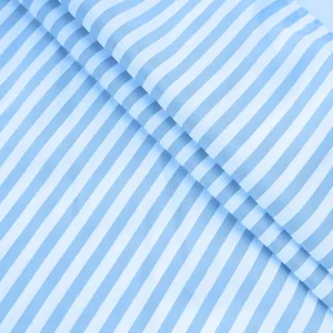 Vista dettagliata della trama del tessuto a righe bianche e blu per camicia estiva da donna