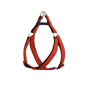 Strapazierfähiges rotes und schwarzes Nylon-Hundegeschirr mit doppelten D-Ringen