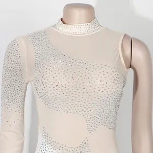 Dettaglio di strass scintillanti su body nude trasparente per feste sexy in discoteca.