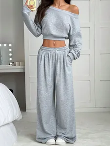 Ensemble détente gris chic avec sweat court à épaules dénudées et pantalon large