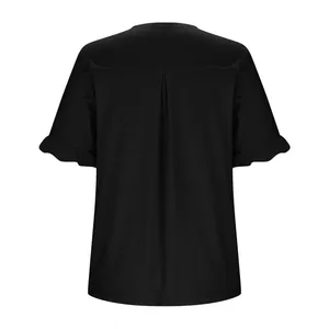 Vista posterior de blusa negra de talla grande con mangas de volantes y pliegue.
