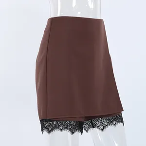 Detailansicht eines braunen Hosenrocks mit hoher Taille und schwarzer Spitzenkante
