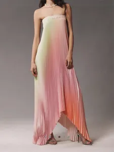 Robe longue plissée bustier élégante avec dégradé de couleurs et ourlet asymétrique