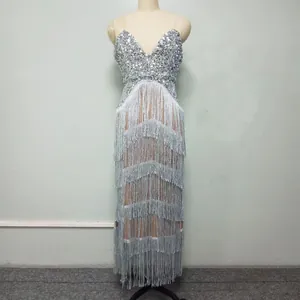 Robe de soirée élégante à paillettes argentées avec décolleté en V et franges