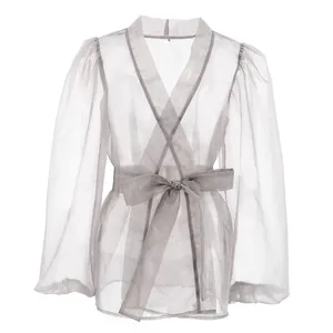 Detailaufnahme des transparenten Netzstoffs und der Taillenbindung dieser Y2K-Bluse in Grau