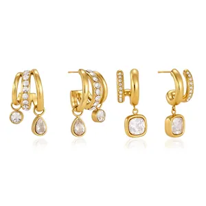 Élégantes boucles d'oreilles dorées en forme de C avec strass et pendentifs en cristal