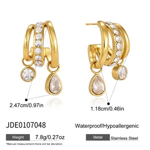 Vue détaillée de boucles d'oreilles en C en acier doré avec strass et dimensions.