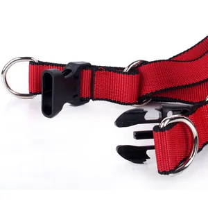 Stabiles Hundegeschirr aus rot-schwarzem Nylon mit robuster Schnalle und Metallringen