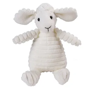 Vista dettagliata del morbido tessuto in velluto a coste su un peluche a forma di pecora