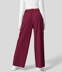 Rückansicht einer burgunderroten High-Waist-Hose mit weitem Bein und elegantem Fall